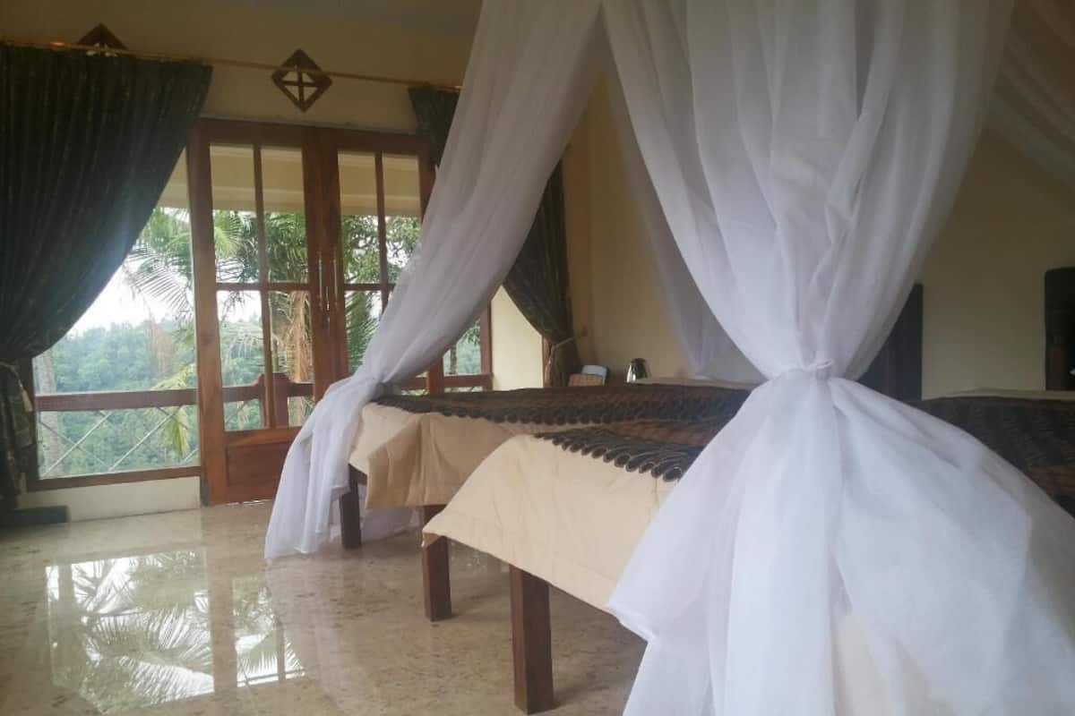 Minibar, individually decorated, individually furnished, desk