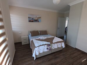 5 bedrooms, iron/ironing board, free WiFi, bed sheets