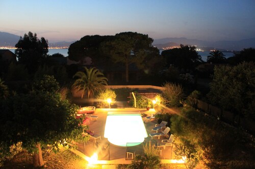 Klimatisierte Villa mit beheiztem Pool und Zugang zum Privatstrand