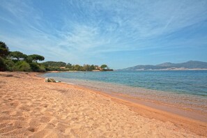 En la playa, sillas reclinables de playa