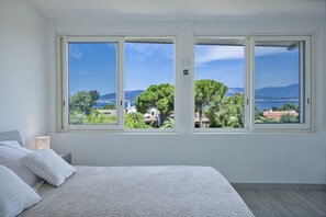 6 quartos, ferros/tábuas de passar roupa, berço de viagem