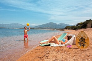 Plage, chaises longues