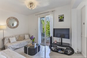 Smart TV, reproductor de DVD, libros, estéreo