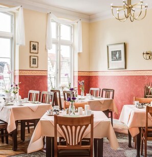 Free daily buffet breakfast  - Hotel Klein Amsterdam (Friedrichstadt)