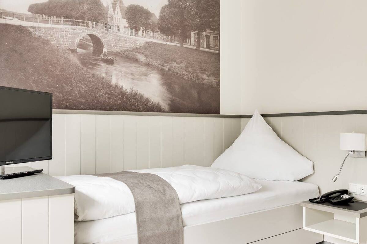 Single Room | Desk, soundproofing, WiFi (free), individually decorated