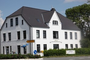 Front of property - Boutique Pension Ahoi (Wesselburenerkoog)