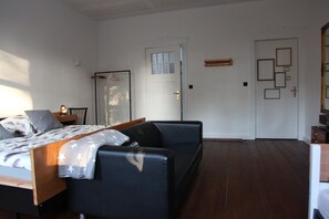 Design Double Room (Favorita) | Desk, soundproofing, iron/ironing board, free cribs/infant beds - Boutique Pension Ahoi (Wesselburenerkoog)