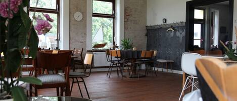 Komplett frokost hver dag (EUR 13 per person)