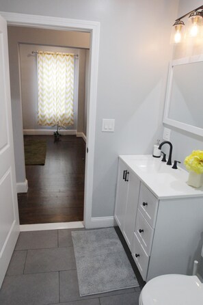 Duschwanne, Haartrockner, Handtücher, Shampoo