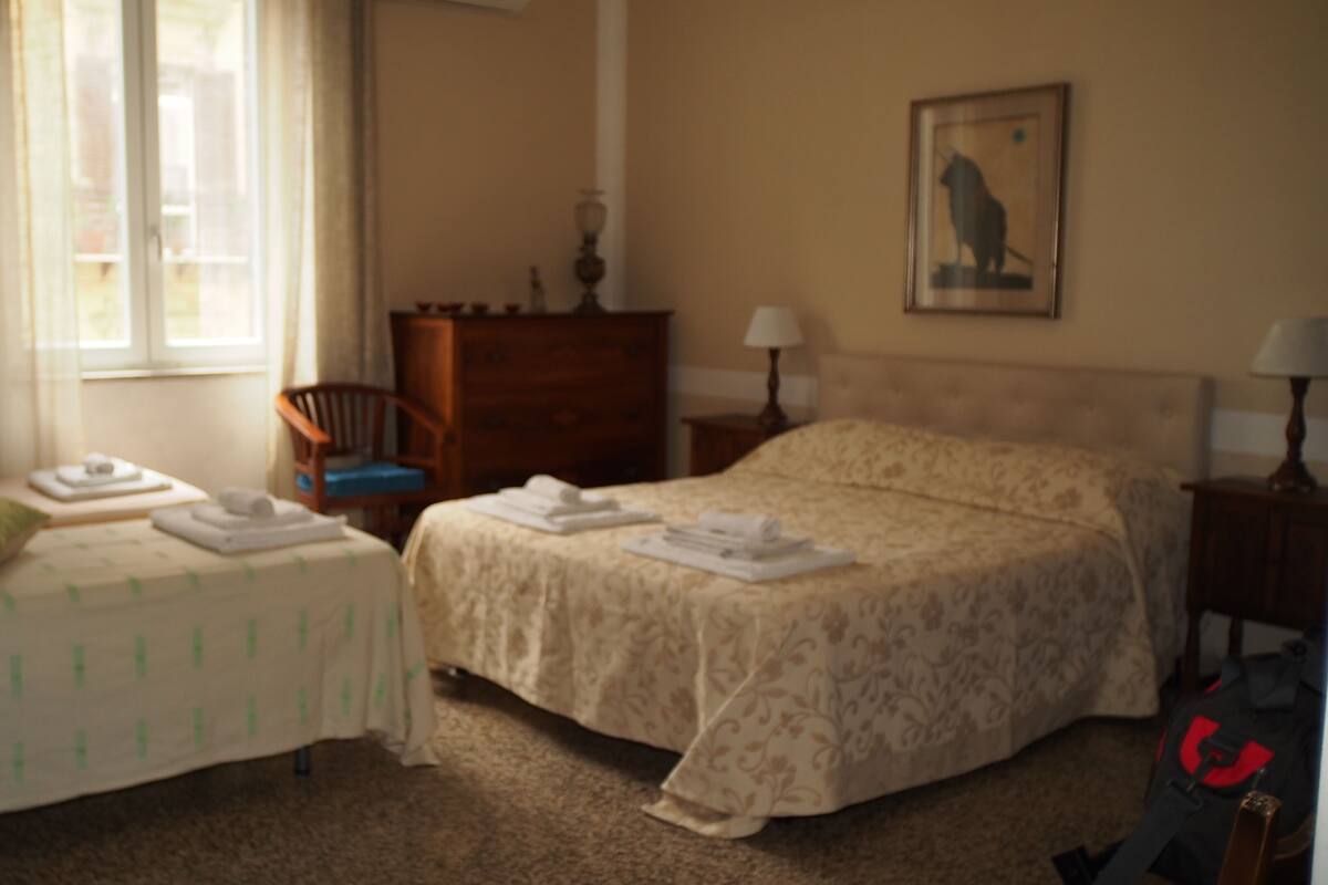 舒適三人房, 私人浴室, 城市景 (Madonie) | 意大利 Frette 床單、高級寢具、書桌、遮光窗簾/窗簾