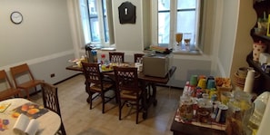 Desayuno con opciones de la cocina local diario (EUR 12 por persona)