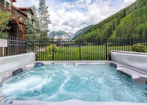 Lux D-town Telluride Condo Hot Tub, Pool & Parking