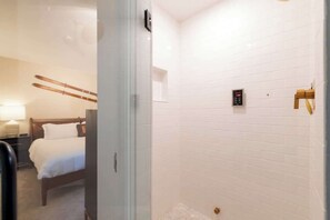 1 slaapkamer, een strijkplank/strijkijzer, reisbedje, gratis wifi