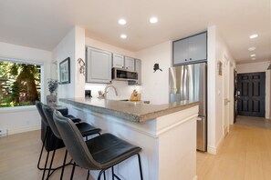 Frigorífico, microondas, horno y placa de cocina