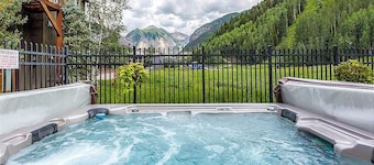 Superbe condo au centre-ville situé à Ski-In-Ski-Out avec bain à remous