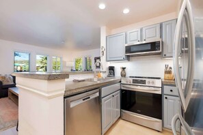 Geladeira, micro-ondas, fogão, cooktop