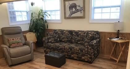 Quiet Haven Tiny Home-Hot Tub-Pet Friendly-Asheville Mtns