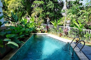 Una piscina al aire libre (de 07:00 a 22:00), tumbonas