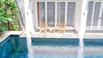 Outdoor pool, open 7:00 AM to 10:00 PM, pool loungers