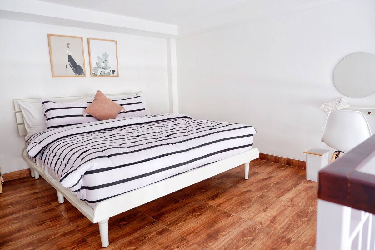 Basic Studio, 1 King Bed | Minibar, in-room safe, desk, laptop workspace