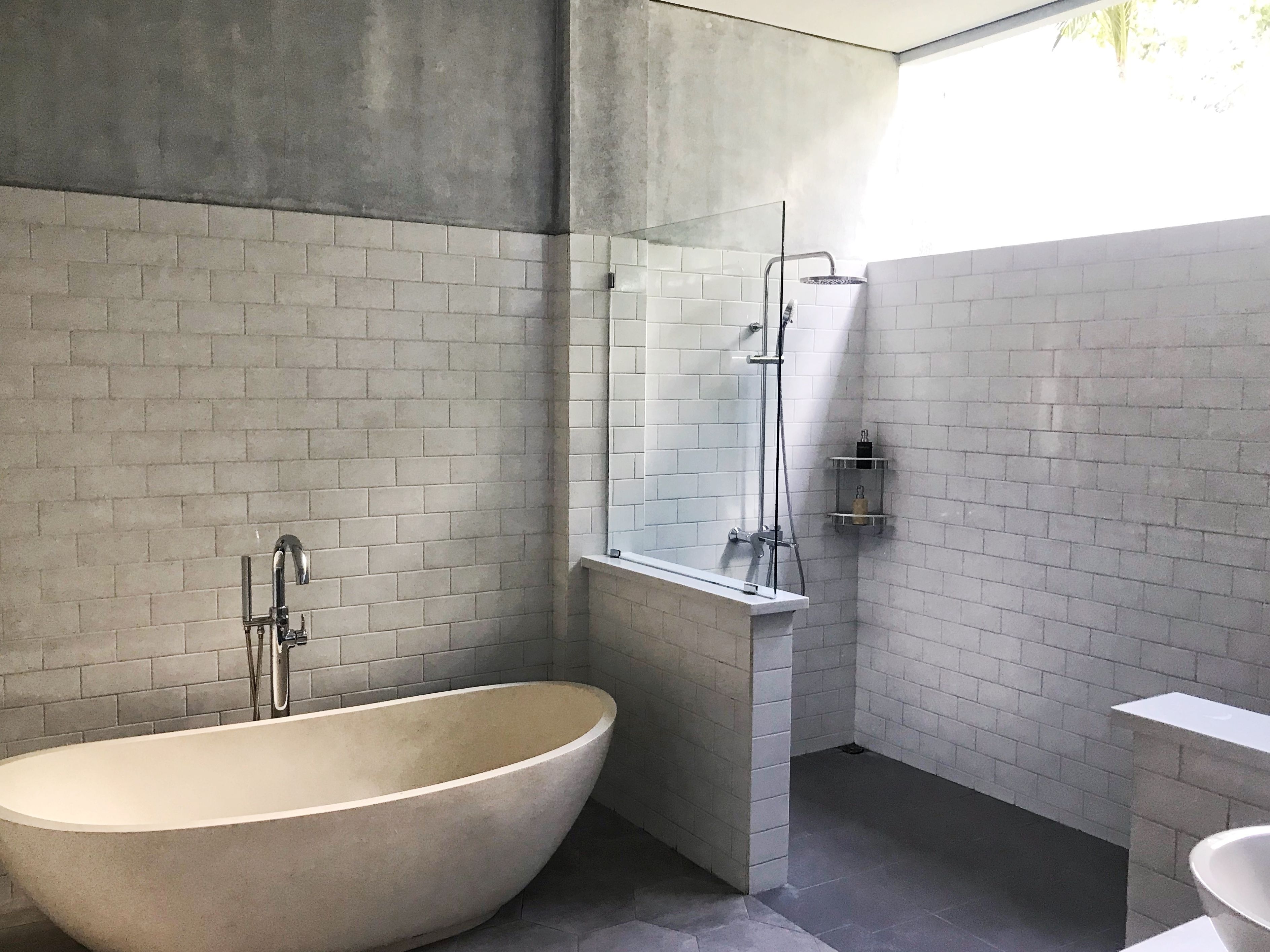 Shower, free toiletries, bidet, towels