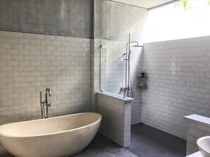 Douche, articles de toilette gratuits, bidet, serviettes fournies