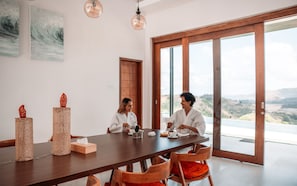 Family dining - Villa Alasa (Kuta)