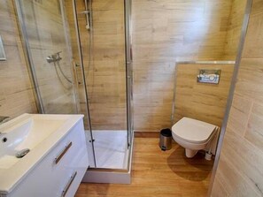 シャワー、タオル、石鹸、トイレットペーパー