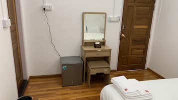 Economy Room, 1 Bedroom, Private Bathroom | Living area