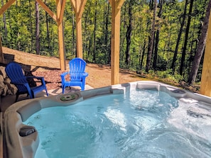 Outdoor spa tub - Cabin life near Asheville/Hendersonville. Secluded but still convenient escape!
(Fletcher)