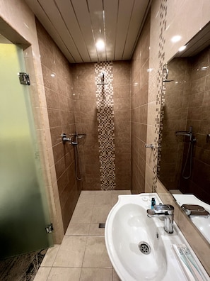 Comfort Twin Room | Bathroom | Combined shower/bathtub, spring water bathtub, rainfall showerhead