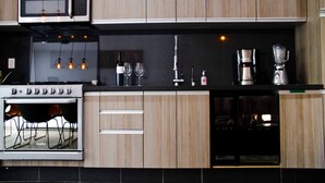 Une cuisine moderne équipée d’un four encastré, d’un four à micro-ondes et d’une machine à café.