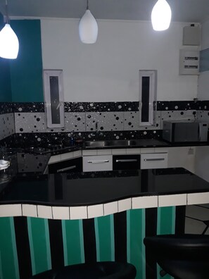 ثلاجة، ميكروويف، موقد طهي مسطح، ماكينة لصنع القهوة/الشاي