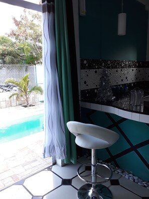 Una piscina al aire libre, una piscina climatizada
