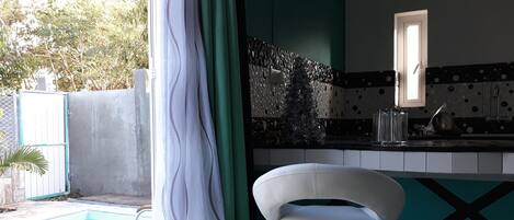 Een buitenzwembad, een verwarmd zwembad