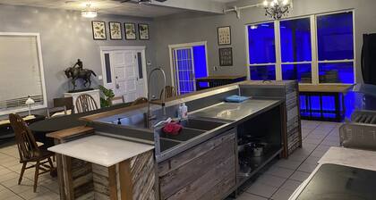 Yksityinen maatila, jossa suuri uima-allas