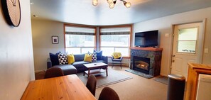 Téléviseur connecté, foyer, table de ping-pong