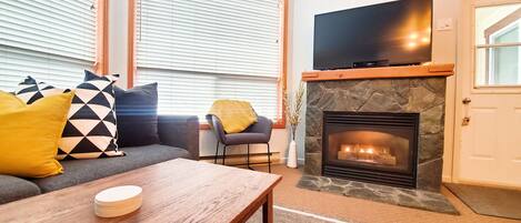 Smart TV, chimenea, mesa de ping pong