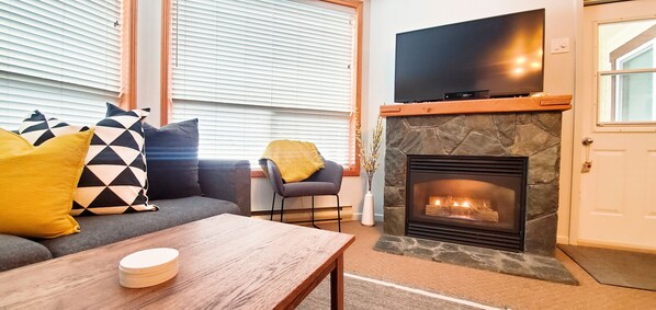 Téléviseur connecté, foyer, table de ping-pong