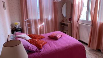 1 chambre, fer et planche Ă repasser, Wi-Fi gratuit, draps fournis