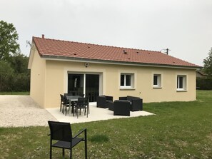 Outdoor dining - New detached house 200m from the seawall of Der 6 beds + closed garage (Sainte Marie du lac nuisement)