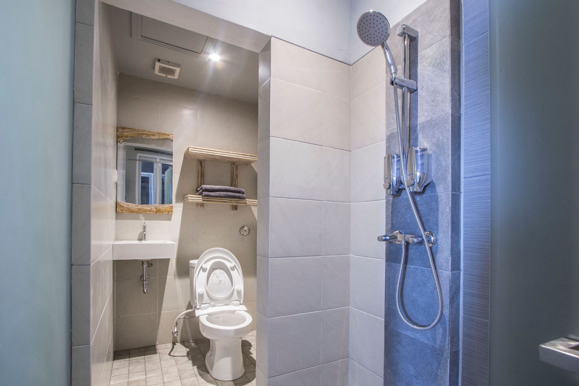 Towels, soap, shampoo, toilet paper