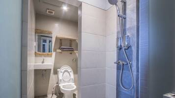 Towels, soap, shampoo, toilet paper