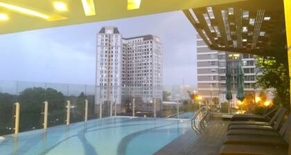 Airport House - **Orchard Garden Free Pool & Gym**