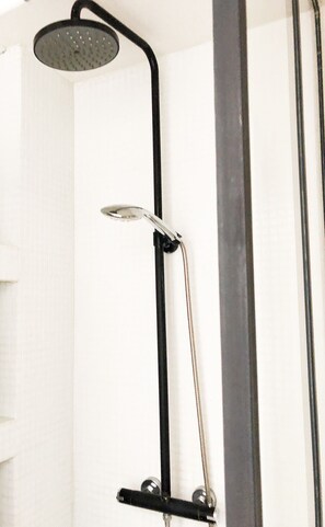 Hair dryer, towels - Bright and stylish apartment in the lively and creative 20th district of Paris.  (Paris)