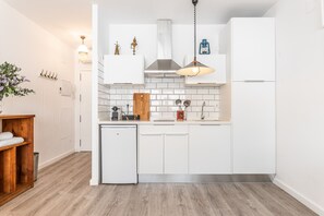 Een koelkast, een koffiezetapparaat/waterkoker, een waterkoker