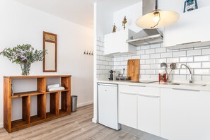 Een koelkast, een kookplaat, een koffiezetapparaat/waterkoker
