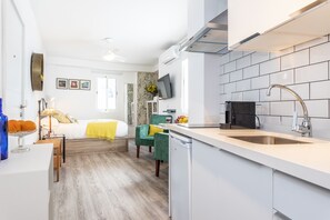 Een strijkplank/strijkijzer, gratis wifi, beddengoed