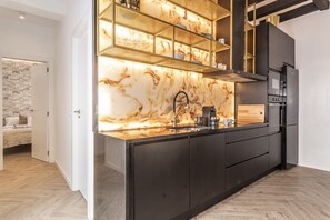 Een koelkast, een microgolfoven, een oven, een kookplaat