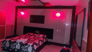 Exclusive Room | Desk, laptop workspace, iron/ironing board (on request), WiFi (free) - Hostal Nuevo Amanecer (Coca)